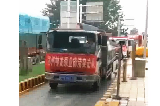 我公司新組織的搶險(xiǎn)排澇設(shè)備及人員，出發(fā)馳援焦作災(zāi)區(qū)，兄弟們辛苦了，加油！