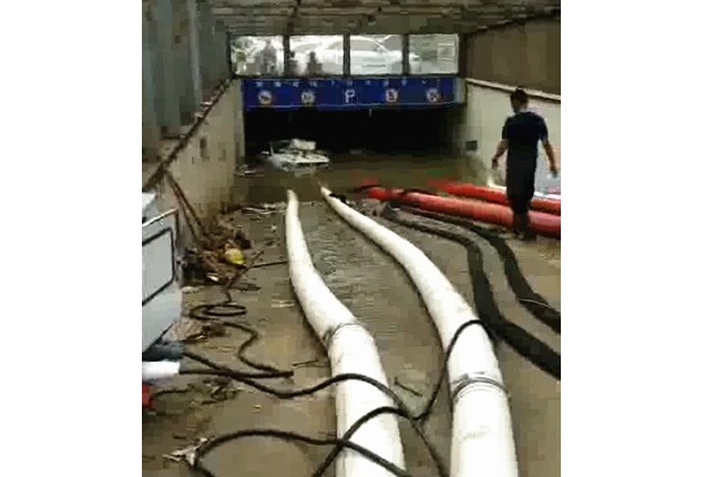 二環(huán)支路沙口路，山東消防兩臺(tái)，我們?nèi)_(tái)潛水泵同時(shí)運(yùn)行，一切正常了